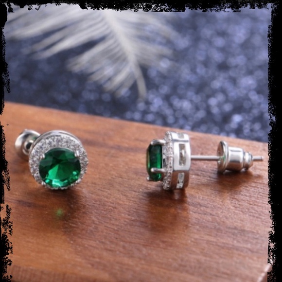 💗Stunning Emerald Studs - Picture 2 of 2